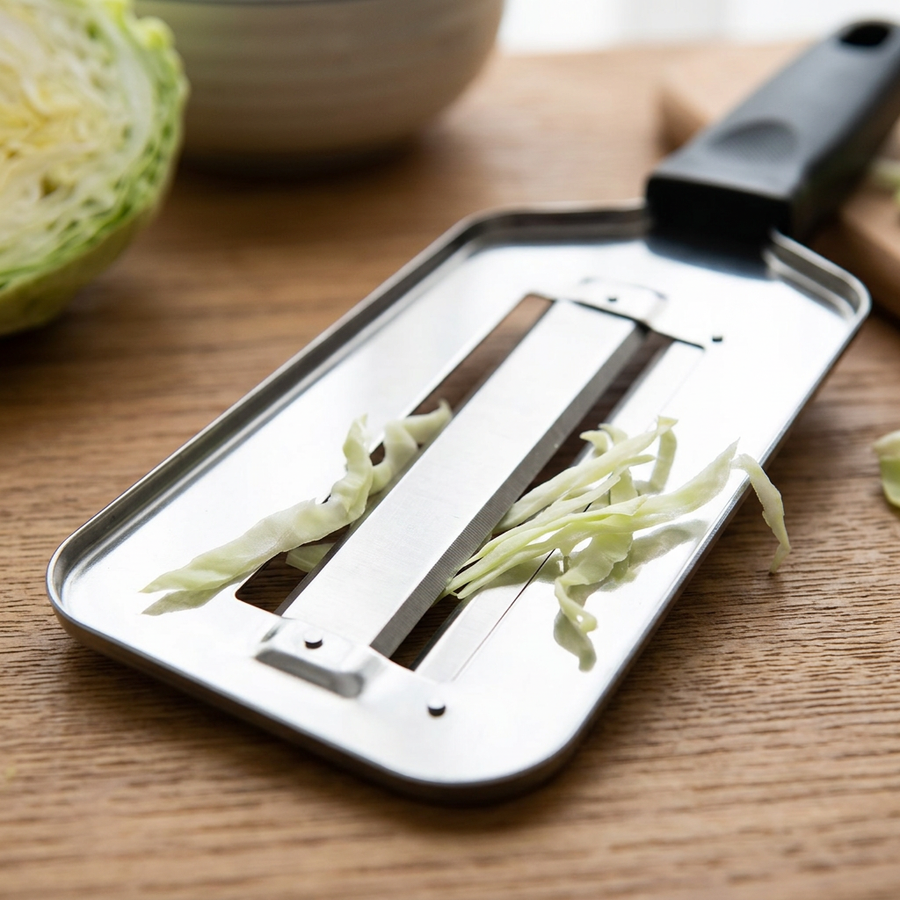Trancheuse à chou inox à large lame, gros plan sur les détails