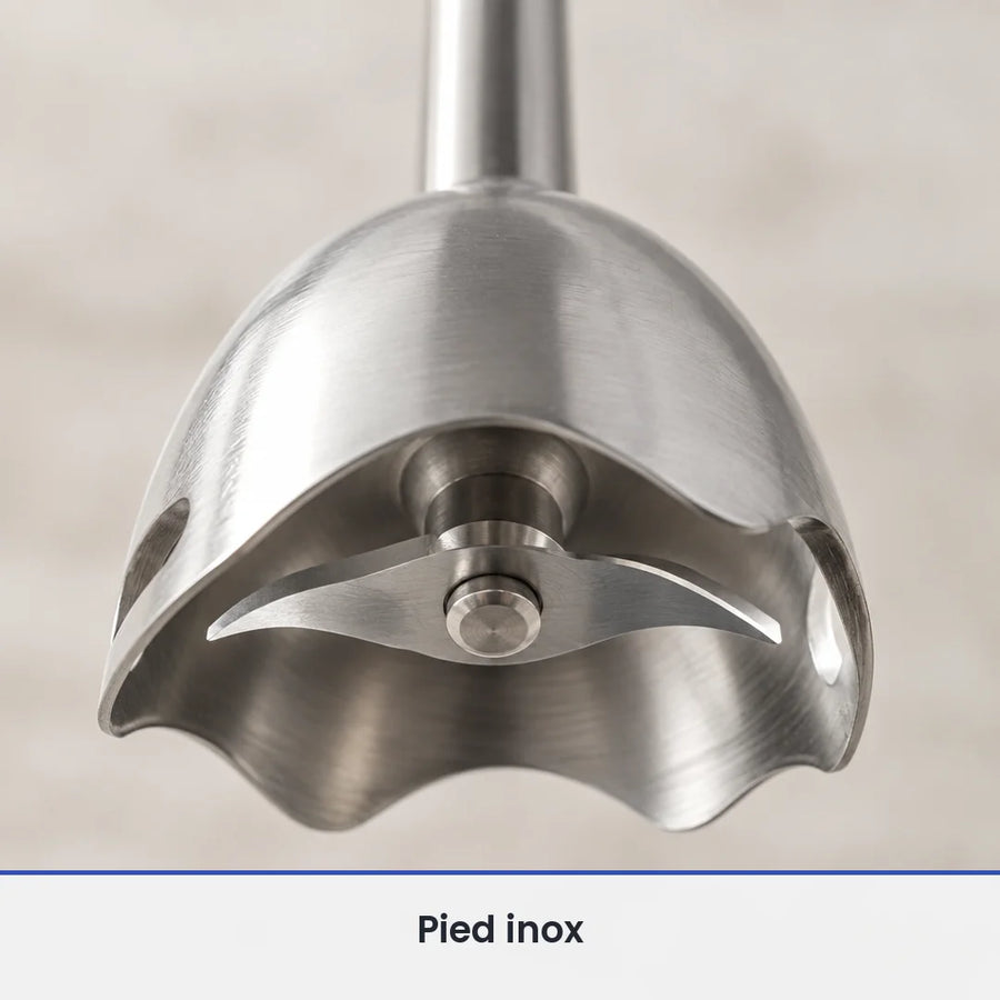 Gros plan sous la cloche inox du mixeur plongeant blanc et noir 300 W, sur le couteau inox à deux lames