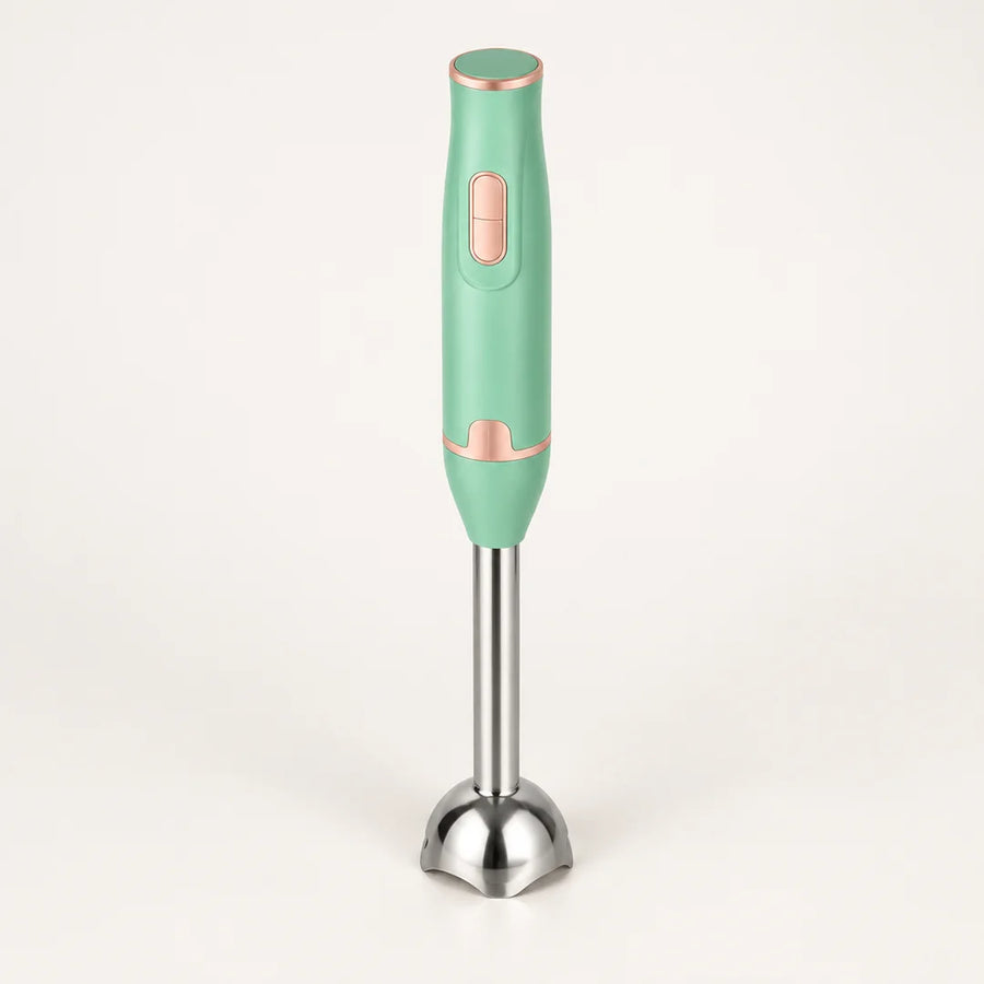 Mixeur plongeant 300 W vert menthe à détails cuivre rosé, pied inox en cloche, debout sur fond clair