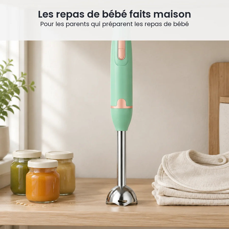 Mixeur plongeant vert menthe rangé debout sur une étagère, à côté de petits pots de purée et de bavoirs pliés