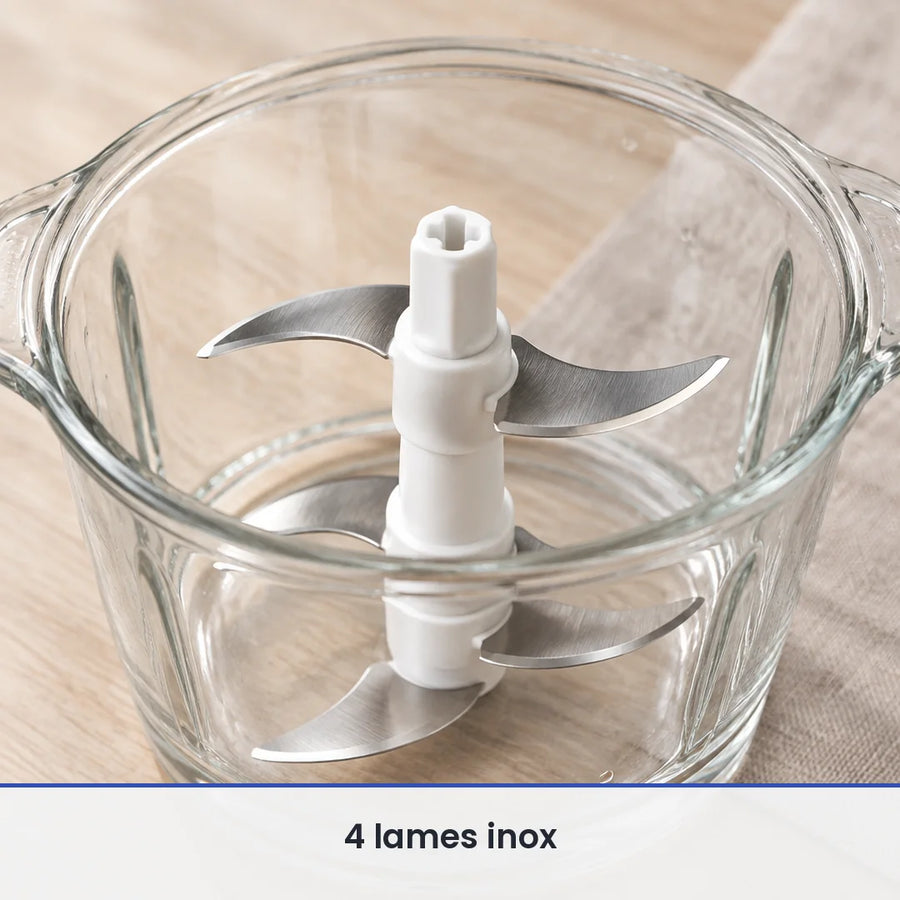 Gros plan sur les 4 lames inox sur deux niveaux du hachoir électrique 300W, axe blanc au centre du bol en verre