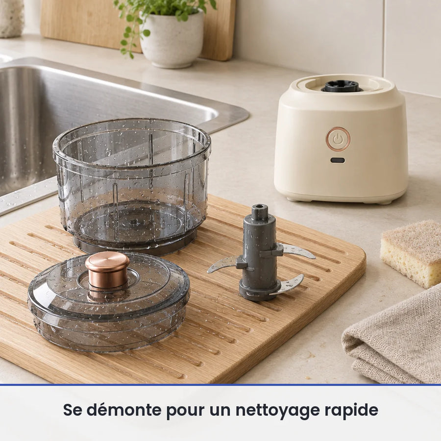 Bol gris fumé, couvercle et couteau du hachoir 350 ml lavés sur un égouttoir près de l'évier, socle beige crème au sec