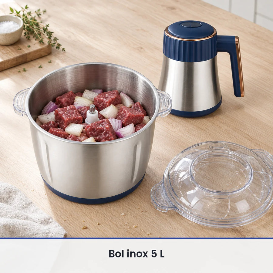 Grand bol inox de 5 L rempli de bœuf en cubes et d'oignons, couvercle et bloc moteur bleu marine posés à côté