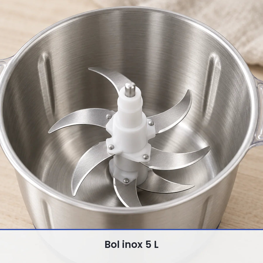 Gros plan sur le couteau à 6 lames inox monté sur son axe blanc dans le grand bol inox du hachoir électrique 5L
