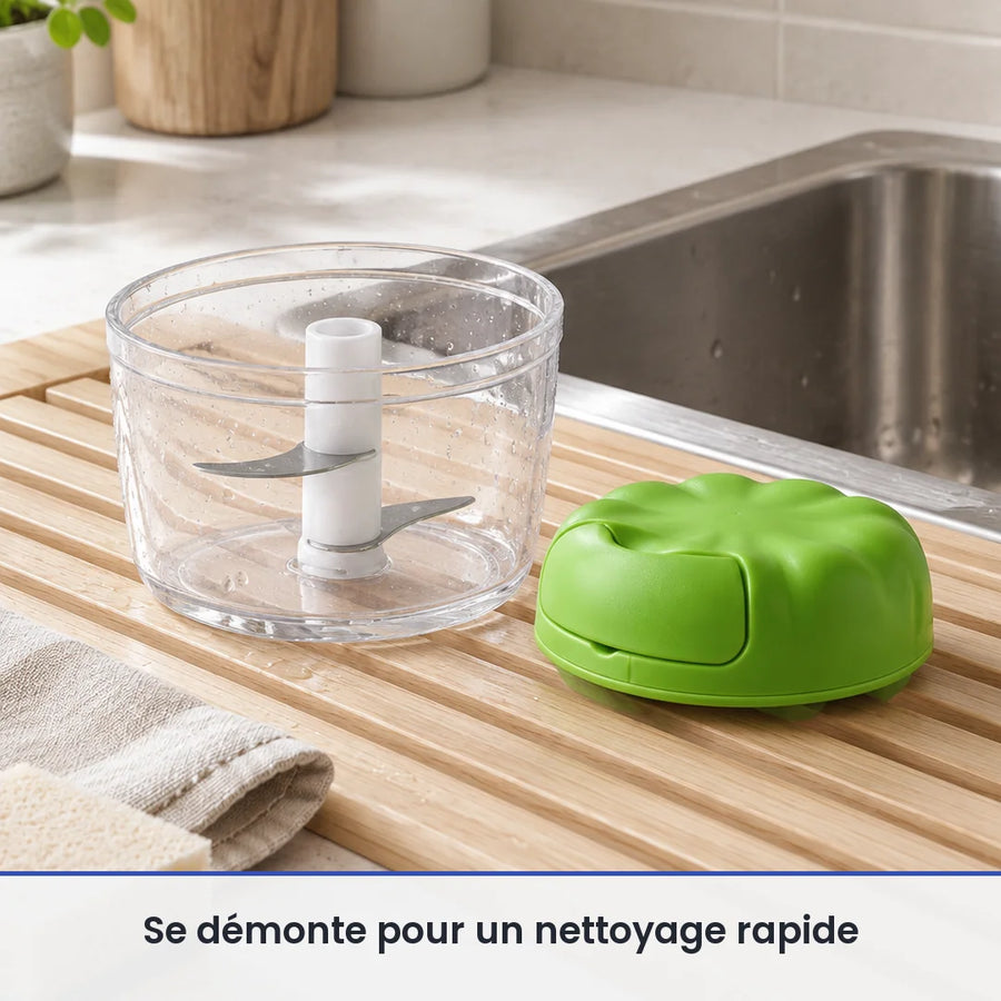 Bol transparent et axe à lames du hachoir compact vert pomme lavés sur un égouttoir près de l'évier, couvercle au sec