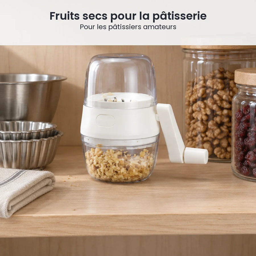 Hachoir à noix blanc rangé dans un placard à pâtisserie, à côté de moules et de bocaux de noix et de fruits secs