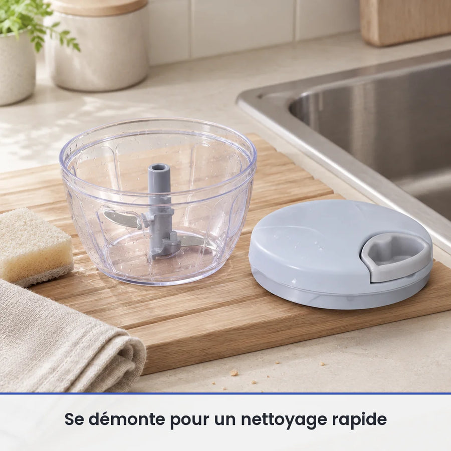 Bol transparent et axe à lames du hachoir manuel à ficelle lavés sur un égouttoir, couvercle bleu-gris posé au sec
