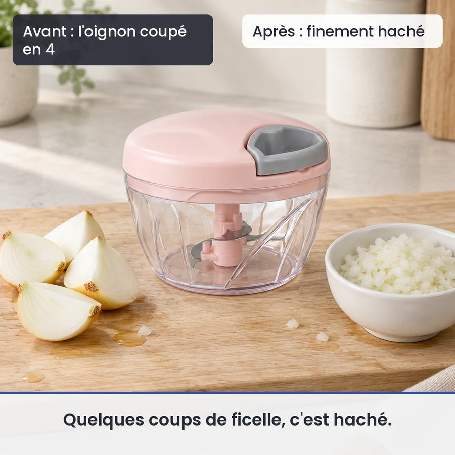 Avant/après avec le hachoir manuel à ficelle 500 ml rose : l'oignon coupé en 4, puis finement haché