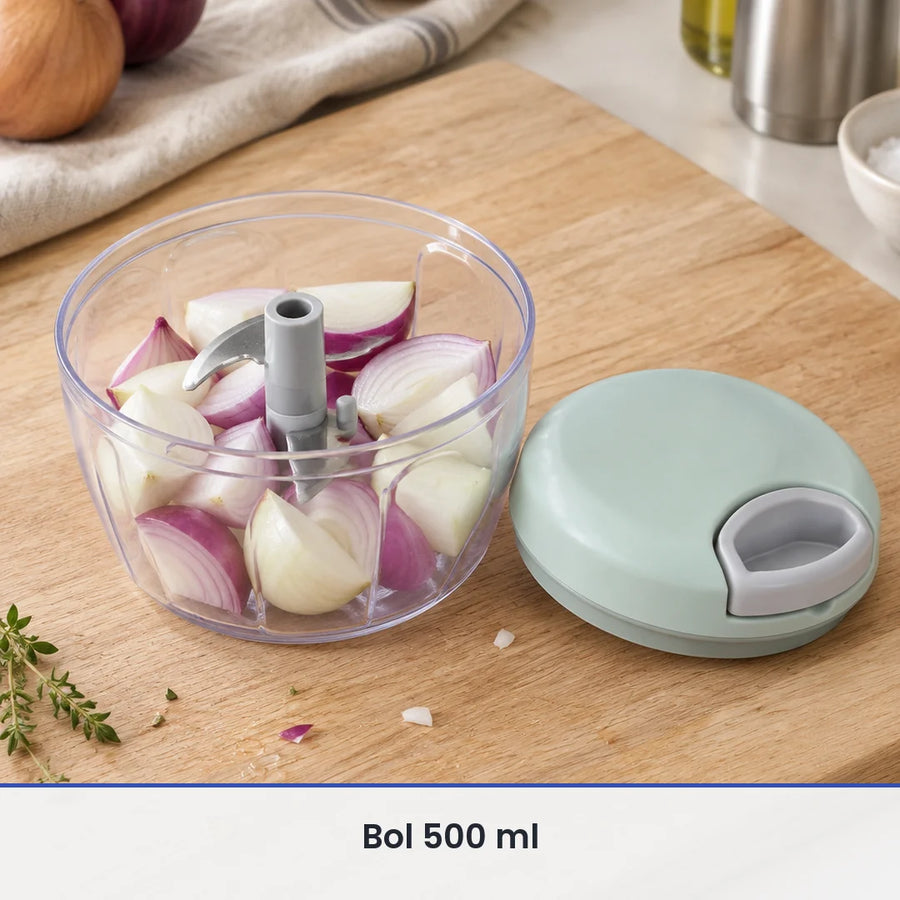 Bol transparent de 500 ml du hachoir à ficelle rempli d'oignons coupés en quatre, couvercle vert menthe posé à côté