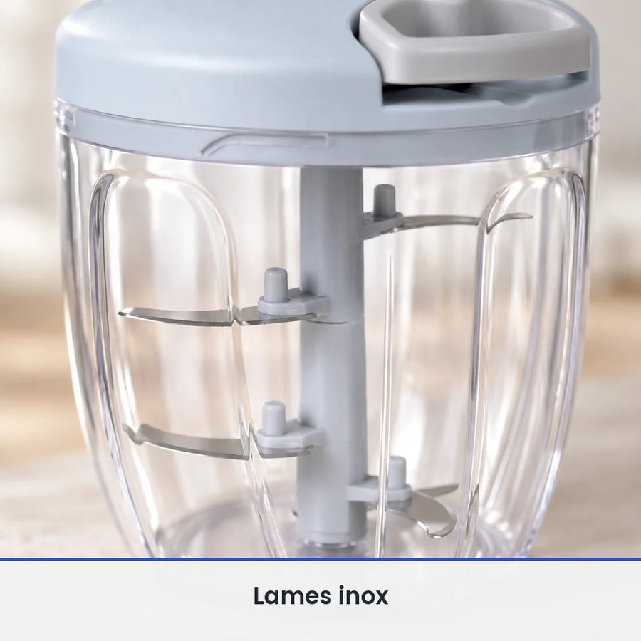 Gros plan sur les lames inox étagées de l'axe gris du hachoir à ficelle 900 ml, vues à travers le grand bol fermé