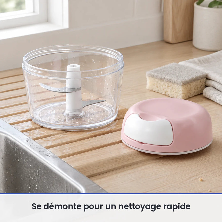 Bol transparent et axe à lames du hachoir à ficelle rose lavés sur un égouttoir près de l'évier, couvercle posé au sec