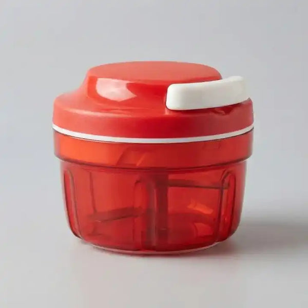 Hachoir manuel à ficelle compact lames inox pour ail en situation d'utilisation