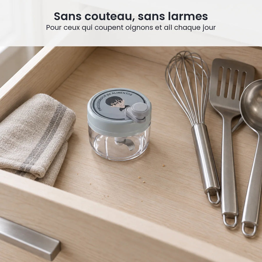 Hachoir manuel rotatif 200 ml à couvercle gris bleuté rangé dans un tiroir de cuisine en bois clair