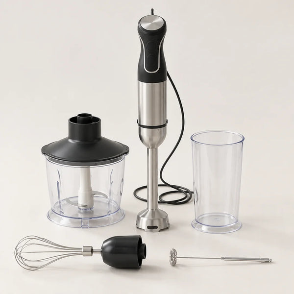 Mixeur plongeant 5 en 1 de 1500 W noir et inox avec bol hachoir, gobelet gradué, fouet et mousseur, sur fond blanc cassé
