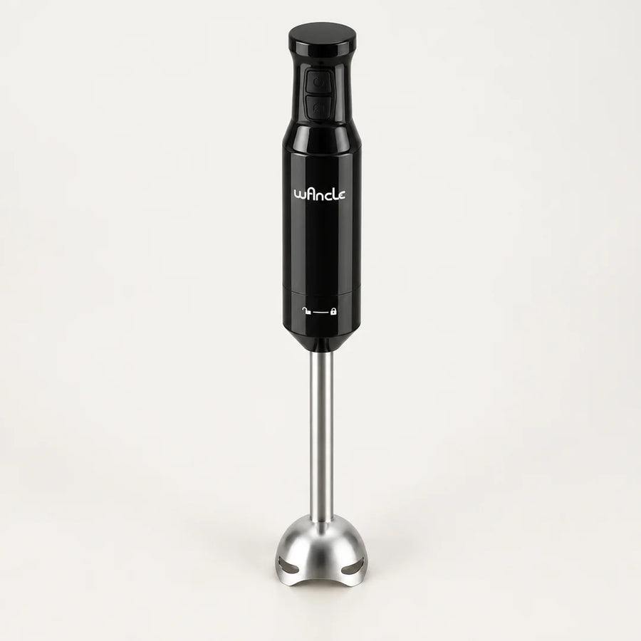 Mixeur plongeant wancle 600W noir brillant avec pied inox en cloche, vu de trois quarts sur fond blanc cassé