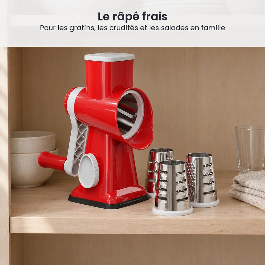 Râpe rotative rouge et ses trois tambours inox rangés sur l'étagère d'un placard de cuisine, à côté de bols blancs