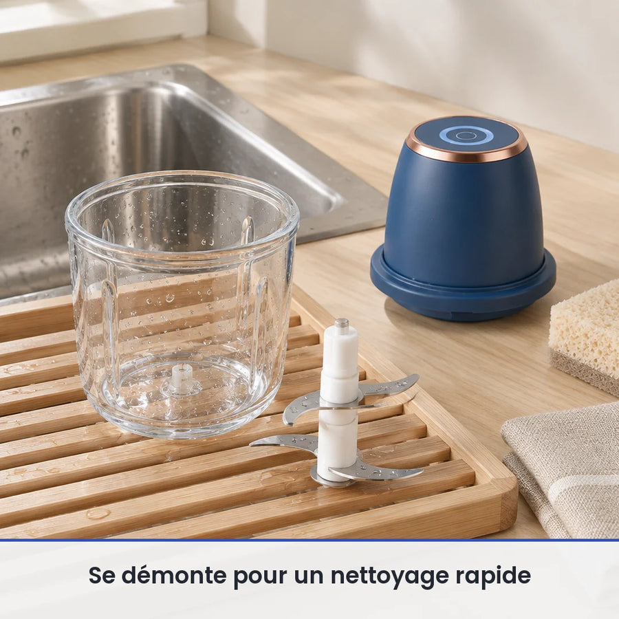 Bol transparent et couteau du mini hachoir 350 ml bleu marine lavés sur un égouttoir près de l'évier, moteur posé au sec