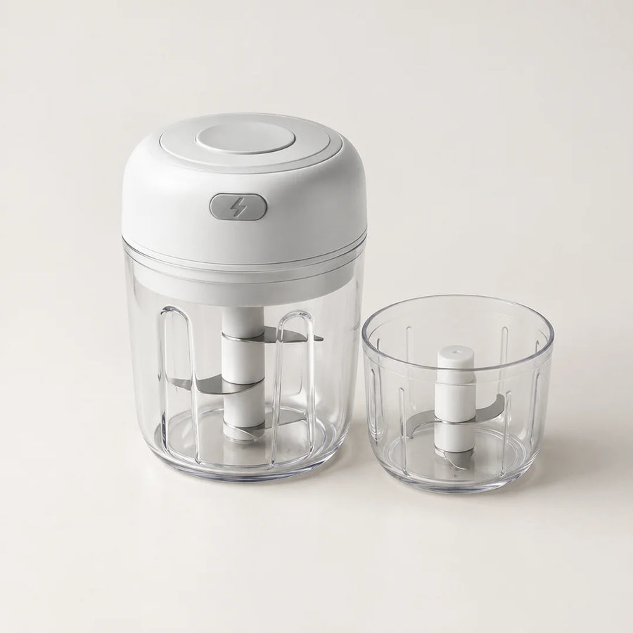 Mini hachoir électrique blanc 30 W monté sur son bol de 250 ml, second bol transparent de 100 ml à côté, sur fond blanc cassé