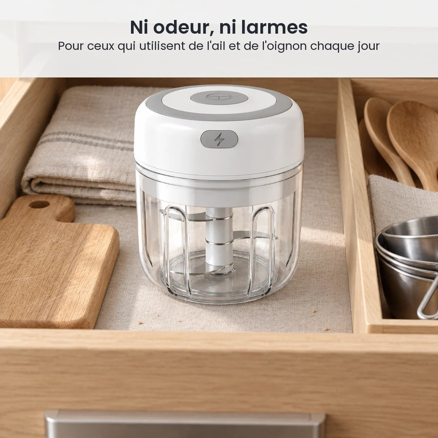 Mini hachoir électrique blanc 250 ml rangé dans un tiroir de cuisine en bois clair, entre une planche et des ustensiles