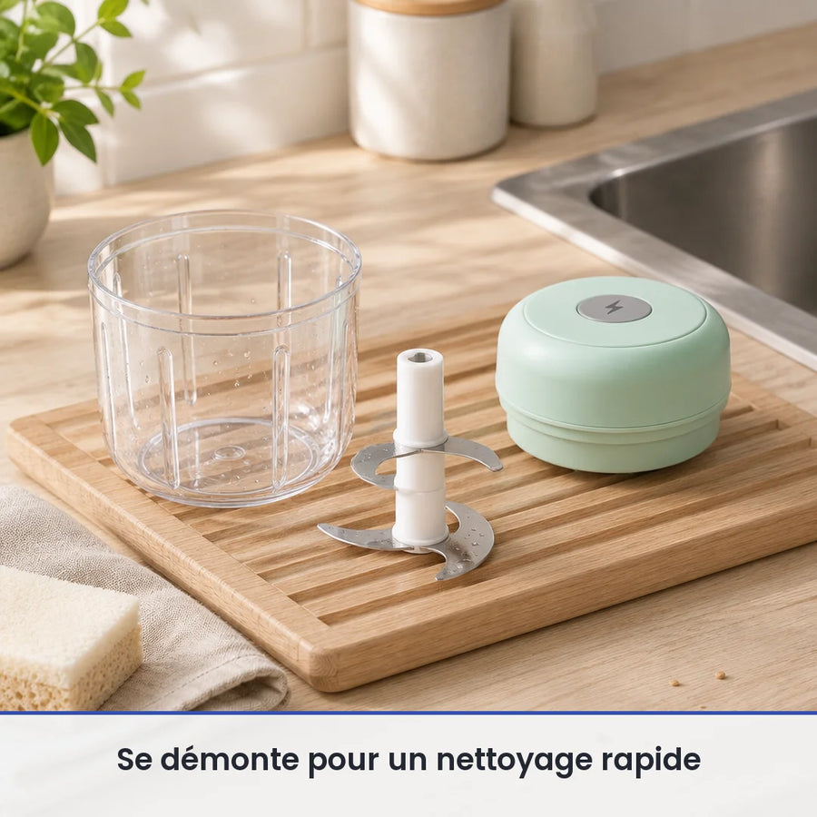 Bol de 250 ml et couteau du mini hachoir vert menthe lavés sur une planche près de l'évier, couvercle-moteur posé au sec