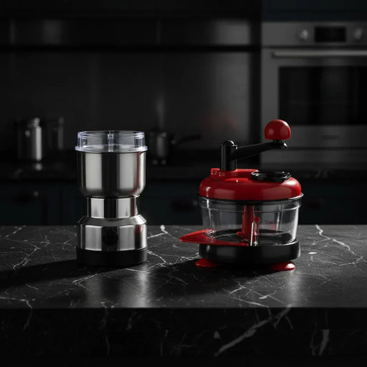 Comparatif hachoir manuel rouge et hachoir électrique inox sur plan de travail en marbre noir – lequel choisir pour votre cuisine ?