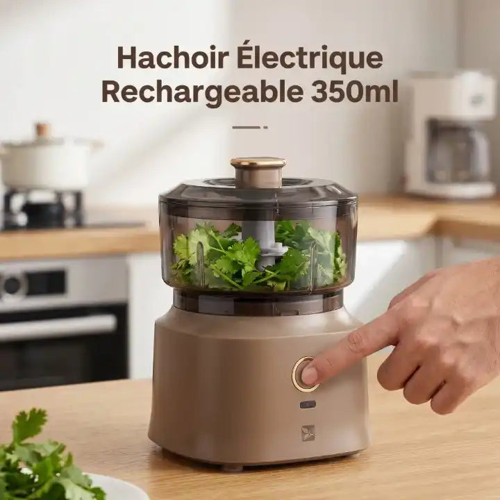 Hachoir électrique de cuisine rechargeable USB marron, 350ml, hachant des herbes fraîches sur un plan de travail de cuisine.
