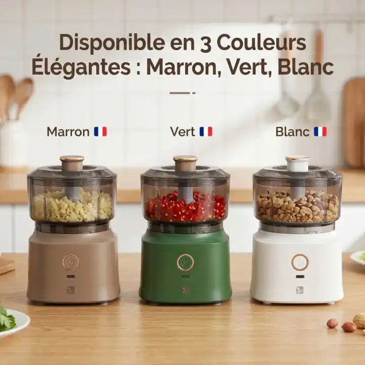 Trois mini hachoirs électriques USB dans les couleurs marron, vert et blanc sur un plan de travail de cuisine, chacun avec des ingrédients hachés différents.