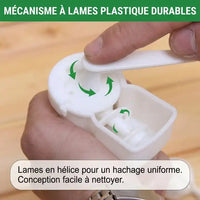 Gros plan sur le mécanisme de lames hélicoïdales en plastique durable à l'intérieur du hachoir manuel rotatif blanc pour l'ail, montrant le processus de broyage.