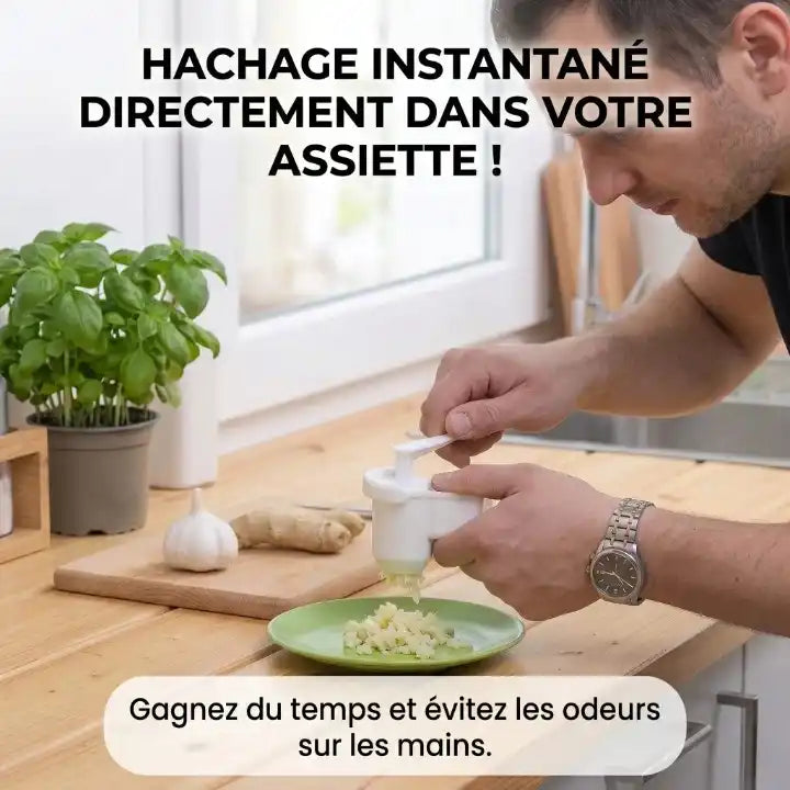 Homme utilisant activement le hachoir manuel rotatif compact blanc pour hacher l'ail frais sur une assiette dans une cuisine, démonstration d'utilisation rapide.