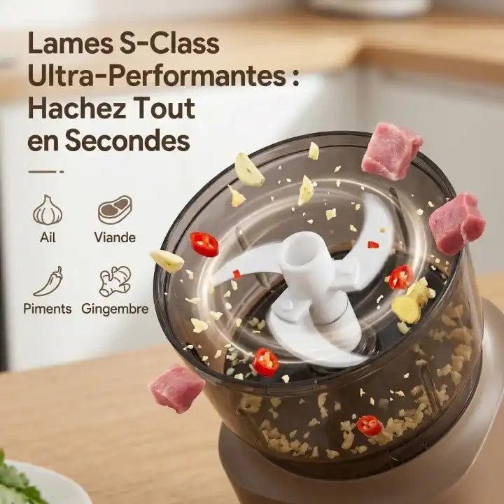 Gros plan dynamique sur les lames S-class du hachoir électrique de cuisine montrant leur puissance à hacher de l'ail, du gingembre, des piments et de la viande.