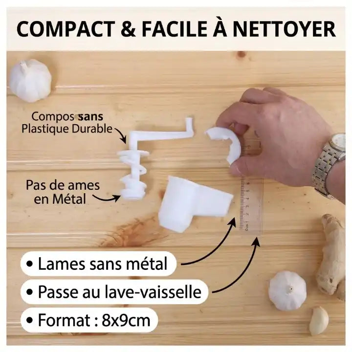 Vue d'ensemble du hachoir manuel rotatif blanc démonté en trois parties sur un plan de travail en bois, montrant sa conception simple, ses dimensions compactes et sa facilité de nettoyage.