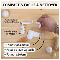 Vue d'ensemble du hachoir manuel rotatif blanc démonté en trois parties sur un plan de travail en bois, montrant sa conception simple, ses dimensions compactes et sa facilité de nettoyage.