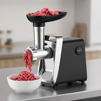 Hachoir à viande électrique 750W en fonctionnement, viande hachée fraîche