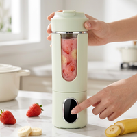 Blender portable rechargeable à écran, vert ou blanc, en cours d'utilisation