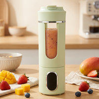 Blender portable rechargeable à écran, vert ou blanc, en situation dans la cuisine