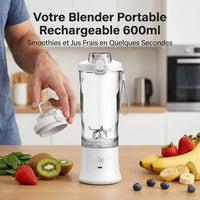 Blender portable électrique blanc avec smoothie vert frais, kiwi et fraises préparé sur un comptoir de cuisine