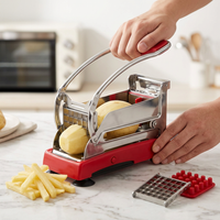 Coupe-frites inox à base ventouse, 2 lames, en cours d'utilisation