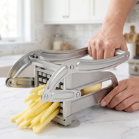 Coupe-frites manuel inox à levier, 2 grilles, en cours d'utilisation