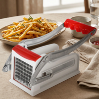Coupe-frites pomme de terre à levier, rouge ou bleu, en situation dans la cuisine