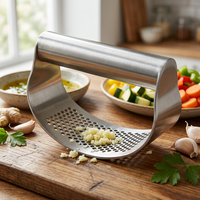Hachoir à ail inox à bascule, ail et gingembre, en situation dans la cuisine