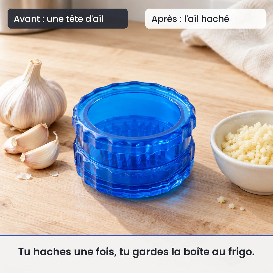 Avant/après avec le hachoir ail multifonction bleu à torsion en PP : une tête d'ail, puis l'ail haché