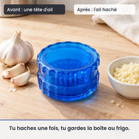 Avant/après avec le hachoir ail multifonction bleu à torsion en PP : une tête d'ail, puis l'ail haché