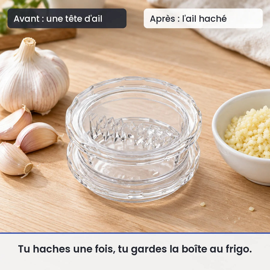 Avant/après avec le hachoir ail multifonction transparent à torsion : une tête d'ail, puis l'ail haché