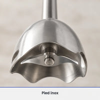 Gros plan sous la cloche inox du mixeur plongeant blanc et noir 300 W, sur le couteau inox à deux lames