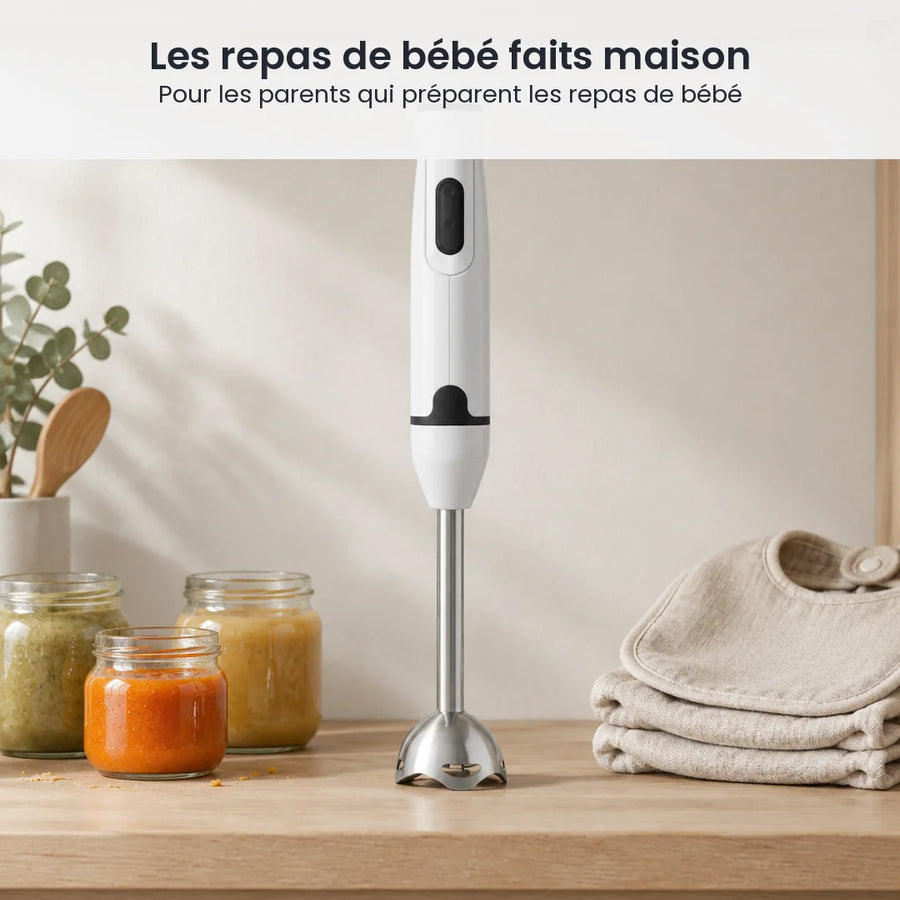 Mixeur plongeant blanc et noir rangé debout sur une étagère de cuisine claire, à côté de petits pots et de bavoirs pliés