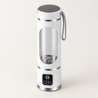 Blender portable blanc 450 ml à écran digital, couvercle gris avec dragonne et fenêtre transparente, sur fond clair