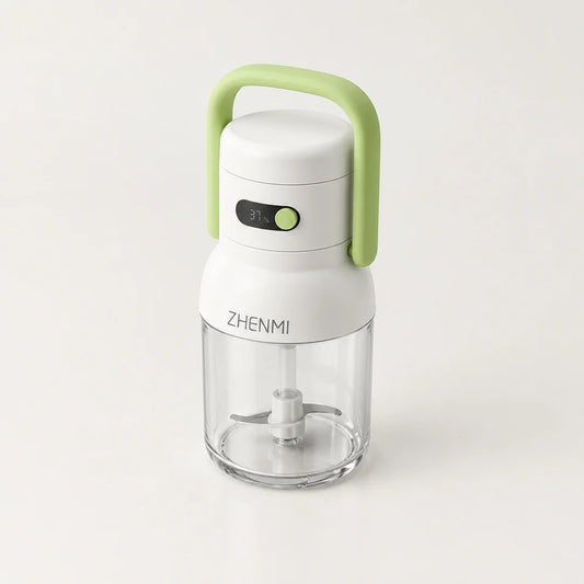 Mini blender électrique blanc à anse verte et écran digital, bol transparent vide avec couteau inox, sur fond clair