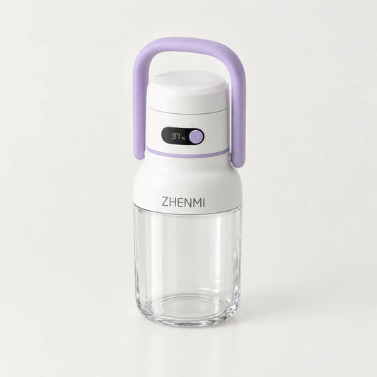 Mini blender électrique blanc à anse violette et écran digital, bol transparent vide avec couteau inox, sur fond clair
