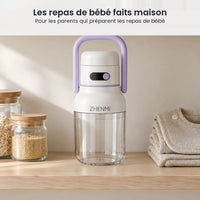 Mini blender à anse violette, bol transparent vide, rangé sur une étagère claire à côté de bocaux et de linge plié