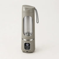 Blender portable vert sauge 450 ml à écran digital, couvercle à dragonne et fenêtre transparente, sur fond clair